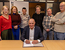 peter lous Wethouder Steven vd Graaf tekent dorpendeal