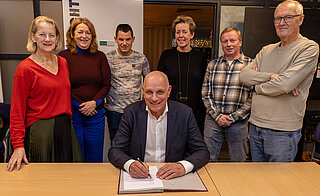 peter lous Wethouder Steven vd Graaf tekent dorpendeal