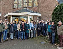 Onthulling monumentschildje bij Kruiskerk Eerbeek