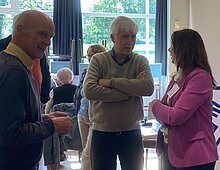 wethouder Timmer in gesprek in Empe Tonden