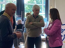 wethouder Timmer in gesprek in Empe Tonden