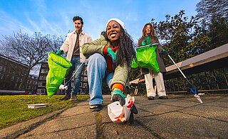 Inwoners die afval opruimen