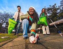 Inwoners die afval opruimen