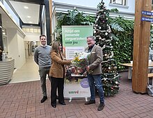 Wethouder Yasemin Cegerek met één van de zorgverzekeringen