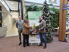 Wethouder Yasemin Cegerek met één van de zorgverzekeringen