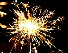 Foto van een vuurwerk-sterretje die is aangestoken