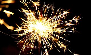 Foto van een vuurwerk-sterretje die is aangestoken