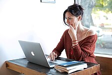 Vrouw vraagt subsidie aan via laptop