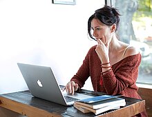 Vrouw vraagt subsidie aan via laptop