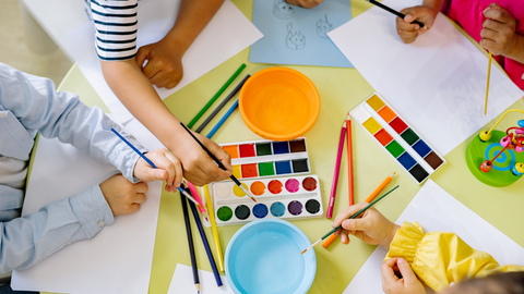 Kinderen aan het ontwerpen en kleuren