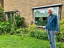 Jan voor zijn huis in Brummen