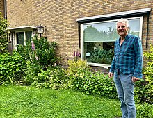 Jan voor zijn huis in Brummen