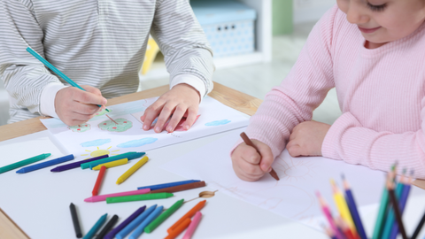 Kinderen aan het kleuren