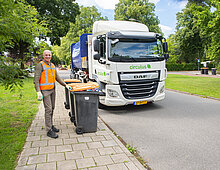 Wethouder Steven vd Graaf bij lediging van PMD-containers