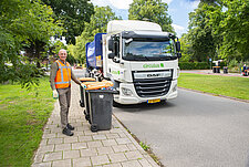 Wethouder Steven vd Graaf bij lediging van PMD-containers