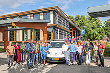 Gemeenteraad en B&W bij opening zonneparking