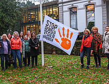 Vlag hijsen bij gemeentehuis, foto gemaakt door Peter Lous