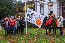Vlag hijsen bij gemeentehuis, foto gemaakt door Peter Lous